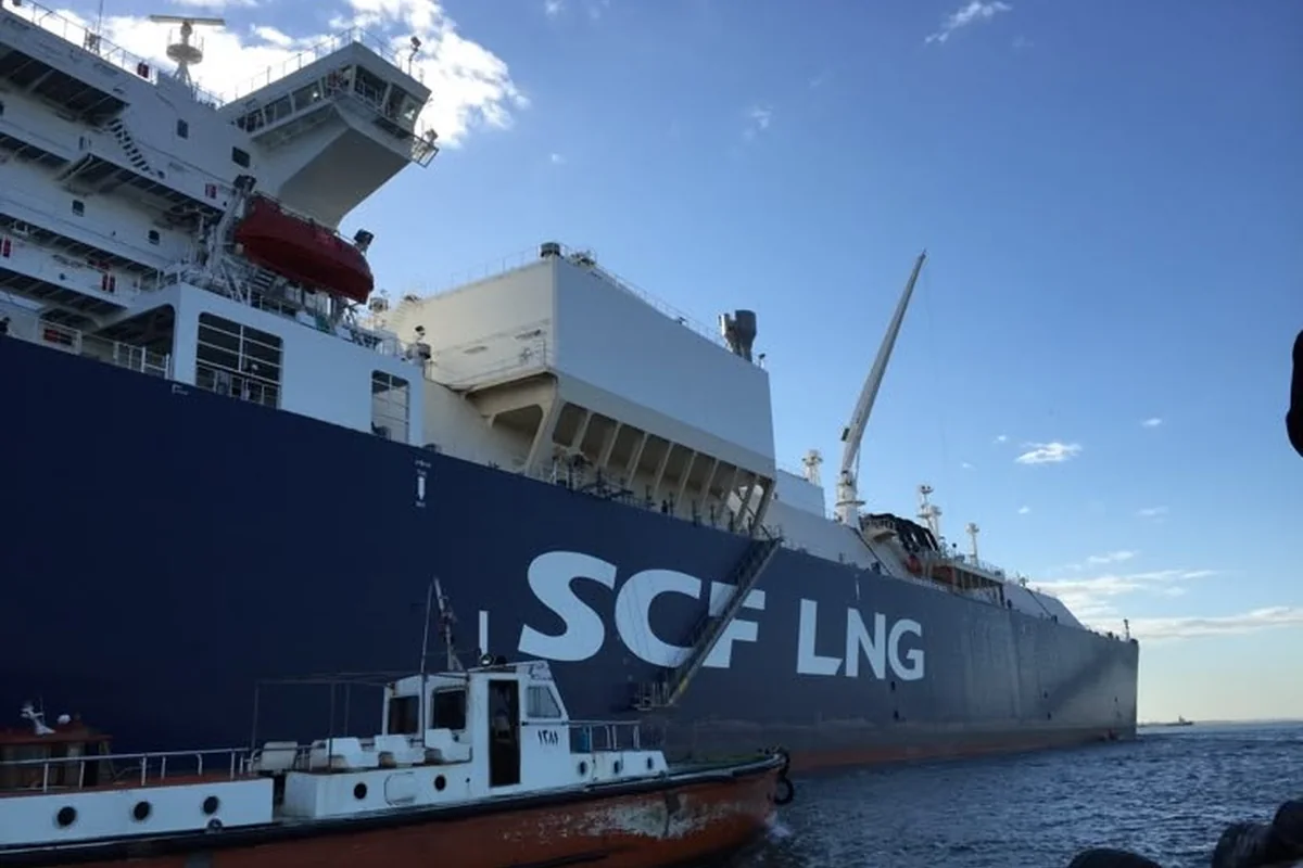 Supply operation alongside an LNG carrier